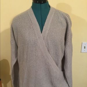 H&M’s V NECK FRONT CROSS SWEATER SZ M
